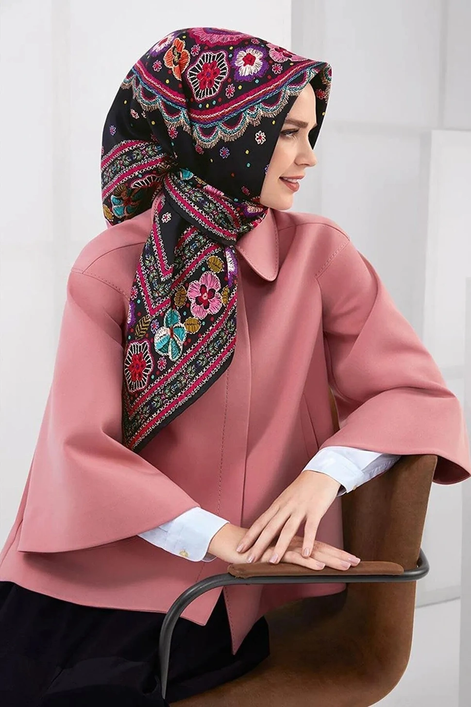 Armine Sura İpek Eşarp