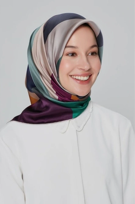 Armine Sura İpek Eşarp