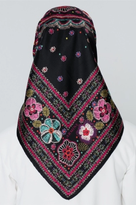 Armine Sura İpek Eşarp
