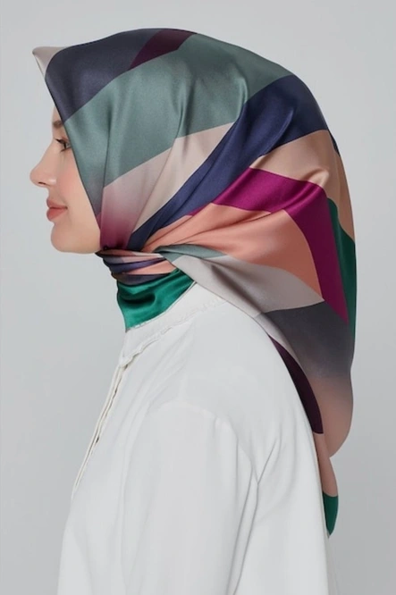 Armine Sura İpek Eşarp