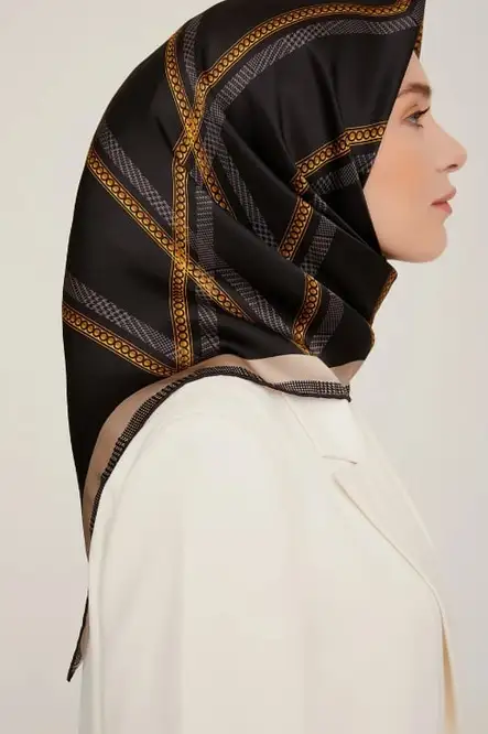 Armine Sura İpek Eşarp
